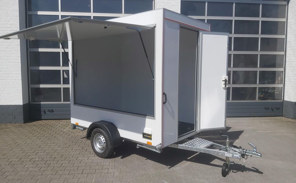 csm_48306-17093_9c802bc4a9.jpg Verkaufsanhänger TFS Multi VK 250.01 250x150x200cm 1 Seitenklappe Tür 230V Strom 750kg 100kmH AKTION – Bild 1